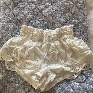 White Islet island gypsy shorts size medium